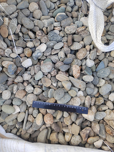 Kamenclub.ru: Галька речная окат (серая) фр.40-60 мм купить  в Перми галька речная серый бежевый рыжий коричневый округлый речной камень 5000 руб/т   фото КАМЕНЬ КЛУБ