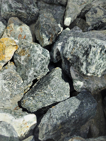 фото Галтованный жадеит (фр. 70-100 мм)  купить в Перми в интернет-портале КАМЕНЬ КЛУБ