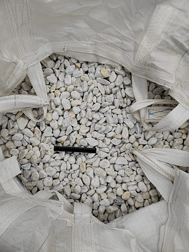 Kamenclub.ru: Мраморная крошка (щебень галтованный белый) фр.40-70 мм.  купить в Перми мрамор белый молочный айвори окатанный округлый природный камень 17000 руб/т   фото КАМЕНЬ КЛУБ