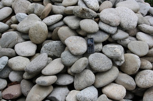 Kamenclub.ru: Галька речная плоская (серо-белая) фр. 70-120 мм. купить  в Перми галька галечник речной серый, белый окатанная плоская  природная галька 9000 руб/т   фото КАМЕНЬ КЛУБ