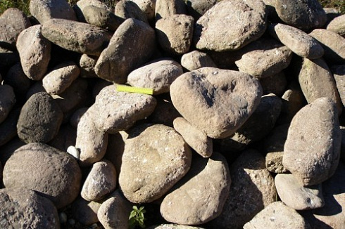 Kamenclub.ru: Конгломераты фр. 300-1000 мм.  купить в Перми кварц мрамор диабаз коричневый, серый зеленоватый речной валун крупный 6500 руб/т   фото КАМЕНЬ КЛУБ