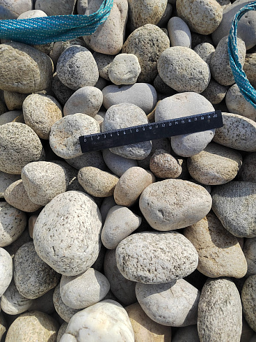 Kamenclub.ru: Галька речная окат (серо-белая) фр. 70-120 мм купить  в Перми галька галечник бело-серая, серо-белая, серая, белая речная природная галька  8000 руб/т   фото КАМЕНЬ КЛУБ