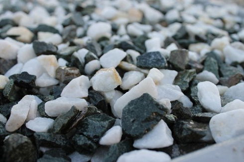 Kamenclub.ru: Мраморная крошка (щебень крошка микс: белый-зеленый) фр. 10-20 мм.  купить в Перми мрамор белый, зеленый каменная ландшафтная декоративная крошка щебня 9500 руб/т   фото КАМЕНЬ КЛУБ