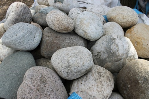 Kamenclub.ru: Речной валун (Ассорти) фр.100-300 мм.  купить в Перми галечник серый, темно-серый, светло-серый речная галька крупных размеров 4200 руб/т   фото КАМЕНЬ КЛУБ