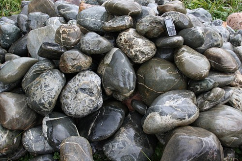 Kamenclub.ru: Валунчик Паутинник фр.100-300 мм  купить в Перми крупный природный камень галечник темно-серый с прожилками белый черный речной валунчик 5000 руб/т   фото КАМЕНЬ КЛУБ