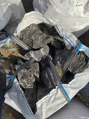 Kamenclub.ru: Черный мрамор скальник фр. 100-500 мм.  купить в Перми мрамор черный белый серый крупный колотый валун ландшафтный 8500 руб/т   фото КАМЕНЬ КЛУБ