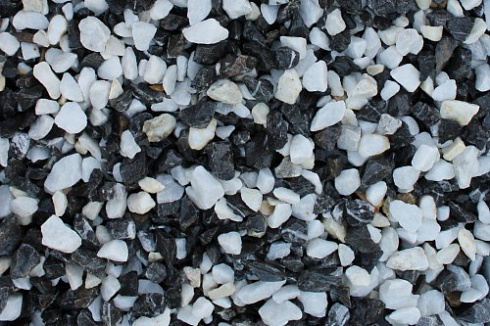 Kamenclub.ru: Мраморная крошка (щебень крошка микс : черный-белый) фр. 10-20 мм.  купить в Перми мрамор белый, черный каменная декоративная крошка ландшафтная 12000 руб/т   фото КАМЕНЬ КЛУБ