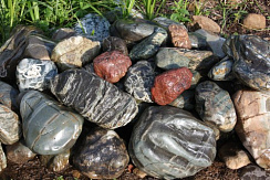 Kamenclub.ru: Ландшафтные валунчики фр.100-500 мм.  купить в Перми крупный природный камень серый, темно-серый, светло-серый речной валун крупный 4800 руб/т   фото КАМЕНЬ КЛУБ