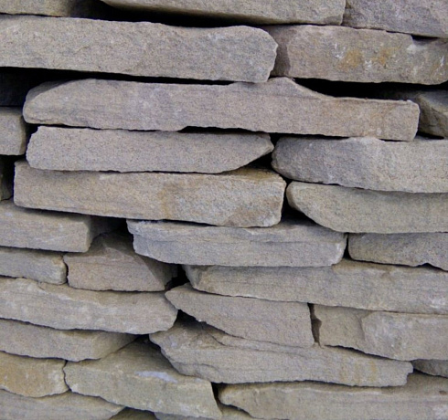 Kamenclub.ru: Песчаник пластушка светло-серый (2,0 см)  купить в Перми плитняк- ластушка светло-серый, серый рваный ландшафтный плитняк колотый 13800 руб/м3   фото КАМЕНЬ КЛУБ