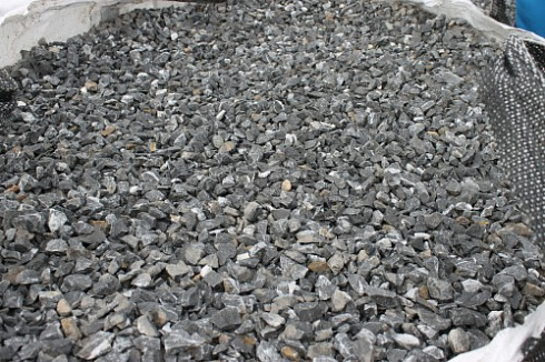 Kamenclub.ru: Щебень крошка черный (мрамор) фр. 10-20 мм.  купить в Перми мрамор черный с белыми прожилками, черный, белый каменная ландшафтная декоративная крошка щебня 11000 руб/т   фото КАМЕНЬ КЛУБ