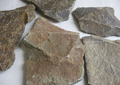 Kamenclub.ru: Песчаник пластушка "фонтанка" серо-зеленая (3,0-5,0 см)  купить в Перми песчаник серо-зеленая колотые плитки облицовочные пластушки 11400 руб/м3   фото КАМЕНЬ КЛУБ