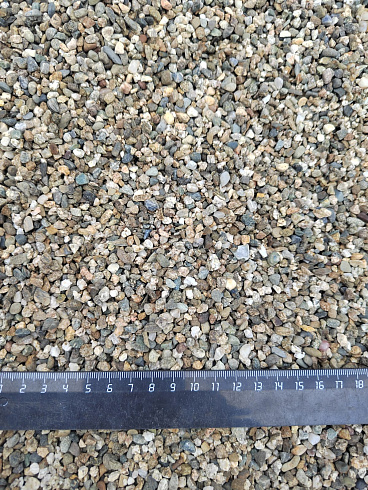 Kamenclub.ru: Галька речная окат (серая) фр.3-5 мм купить  в Перми галька речная серая бежевый темно-серый окатанный речной камень округлый 9500 руб/т   фото КАМЕНЬ КЛУБ