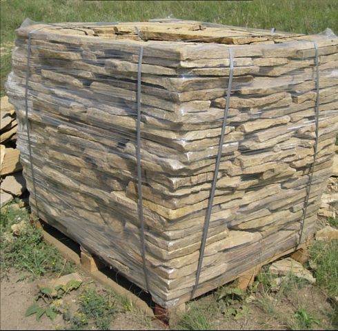 Kamenclub.ru: Песчаник пластушка желтый с рисунком (3 см)  купить в Перми песчаник желтый с рисунком, рыжий, желтый песчаник пластушка ландшафтная рваная 8 500 руб/м3   фото КАМЕНЬ КЛУБ