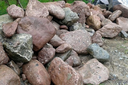 Kamenclub.ru: Конгломераты фр. 300-1000 мм.  купить в Перми кварц мрамор диабаз коричневый, серый зеленоватый речной валун крупный 6500 руб/т   фото КАМЕНЬ КЛУБ