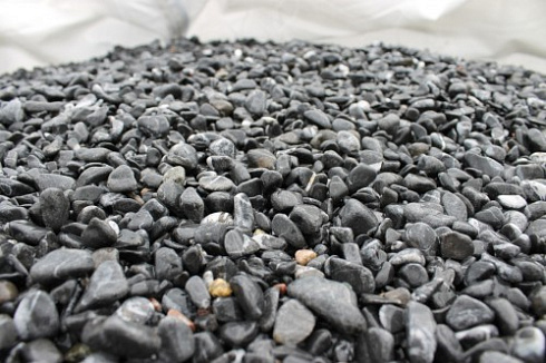 Kamenclub.ru: Щебень галтованный черный (мрамор) фр.10-20 мм.  купить в Перми мрамор черный с белыми прожилками, черный, белый окатанный округлый ландшафтный декоративный щебень 15000 руб/т   фото КАМЕНЬ КЛУБ