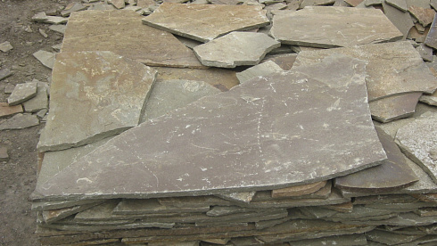 Kamenclub.ru: Песчаник пластушка серо-зеленый (3,0 см)  купить в Перми песчаник серо-зеленый, серый, зеленый песчаник пластушка колотый рваный ландшафтный 10200 руб/м3   фото КАМЕНЬ КЛУБ