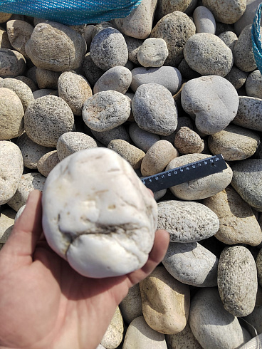 Kamenclub.ru: Галька речная окат (серо-белая) фр. 70-120 мм купить  в Перми галька галечник бело-серая, серо-белая, серая, белая речная природная галька  8000 руб/т   фото КАМЕНЬ КЛУБ