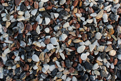 Kamenclub.ru: Мраморная крошка (щебень галтованный микс:белый-черный-розовый-медовый) фр.5-10 мм.  купить в Перми мрамор белый, медовый, черный, розовый мраморный галтованный щебень декоративный ландшафтный 15500 руб/т   фото КАМЕНЬ КЛУБ