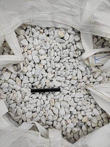 Kamenclub.ru: Мраморная крошка (щебень галтованный белый) фр.40-70 мм.  купить в Перми мрамор белый молочный айвори окатанный округлый природный камень 17000 руб/т   фото КАМЕНЬ КЛУБ