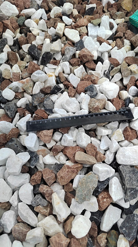 Kamenclub.ru: Мраморная крошка (щебень крошка микс : белый-черный-розовый) фр. 20-40 мм.  купить в Перми мрамор белый, черный, розовый декоративная ландшафтная крошка 12000 руб/т   фото КАМЕНЬ КЛУБ