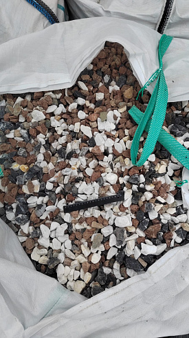 Kamenclub.ru: Мраморная крошка (щебень крошка микс : белый-черный-розовый) фр. 20-40 мм.  купить в Перми мрамор белый, черный, розовый декоративная ландшафтная крошка 12000 руб/т   фото КАМЕНЬ КЛУБ