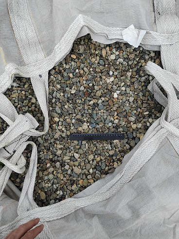 Kamenclub.ru: Галька речная окат (серая) фр.10-20 мм купить  в Перми галька речная серая, серый, темно-серый, светло-серый, коричневый ландшафтная декоративная речная окатанная округлая галька 5000 руб/т   фото КАМЕНЬ КЛУБ