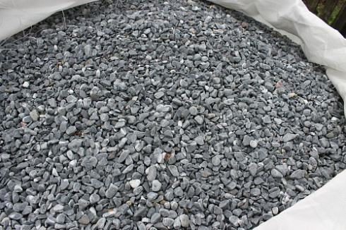 Kamenclub.ru: Щебень галтованный черный (мрамор) фр.10-20 мм.  купить в Перми мрамор черный с белыми прожилками, черный, белый окатанный округлый ландшафтный декоративный щебень 15000 руб/т   фото КАМЕНЬ КЛУБ