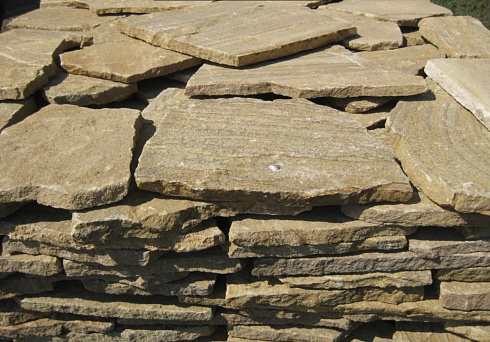 Kamenclub.ru: Песчаник пластушка желтый с рисунком (3 см)  купить в Перми песчаник желтый с рисунком, рыжий, желтый песчаник пластушка ландшафтная рваная 8 500 руб/м3   фото КАМЕНЬ КЛУБ