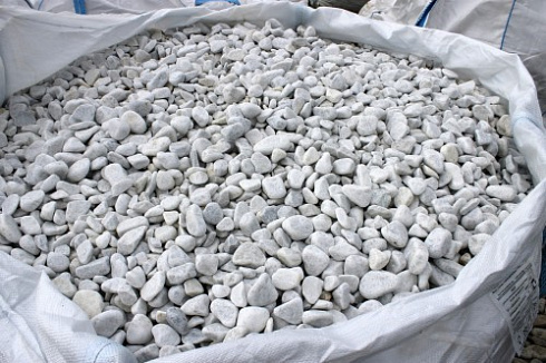 Kamenclub.ru: Мраморная крошка (щебень галтованный белый), фр.20-40 мм.  купить в Перми мрамор белый бежевый молочный мраморный щебень декоративный 17000 руб/т   фото КАМЕНЬ КЛУБ