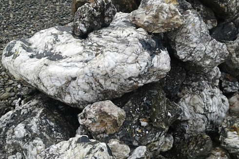 Kamenclub.ru: Черный гранит - кварцит фр. 100-500 мм.  купить в Перми мрамор гранит черный с белыми прожилками, серый, белый валун скальный колотый 7000 руб/т   фото КАМЕНЬ КЛУБ