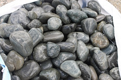 Kamenclub.ru: Темно-серый валунчик фр.100-300 мм.  купить в Перми крупный природный камень серый, темно-серый, светло-серый речная галька большого размера окатанная 4500 руб/т   фото КАМЕНЬ КЛУБ