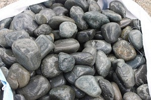 Kamenclub.ru: Темно-серый валунчик фр.100-300 мм.  купить в Перми крупный природный камень серый, темно-серый, светло-серый речная галька большого размера окатанная 4500 руб/т   фото КАМЕНЬ КЛУБ