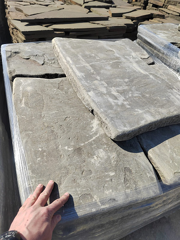 Kamenclub.ru: Песчаник пластушка галтованная светло-серая (3,0 см)  купить в Перми песчаник светло-серый, серый ландшафтный камень рваный колотый 21000 руб/м3   фото КАМЕНЬ КЛУБ