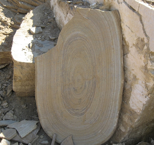 Kamenclub.ru: Форматный камень (плаха) пошаговая дорожка от 70-150 см (4 -12 см)  купить в Перми плитняк  форматный плаха желтый песчаник 9 000 руб/т   фото КАМЕНЬ КЛУБ