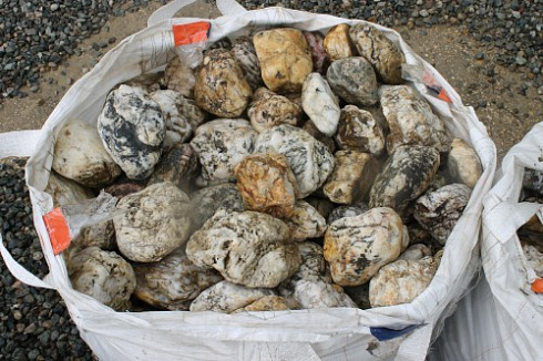 Kamenclub.ru: Кварцевый валунчик фр.100-300 мм.  купить в Перми кварц белый, бежевый молочный рыжий крупный природный камень галечник 7850 руб/т   фото КАМЕНЬ КЛУБ