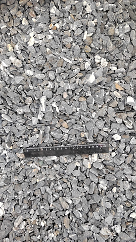 Kamenclub.ru: Щебень галтованный черный (мрамор) фр.10-20 мм.  купить в Перми мрамор черный с белыми прожилками, черный, белый окатанный округлый ландшафтный декоративный щебень 15000 руб/т   фото КАМЕНЬ КЛУБ