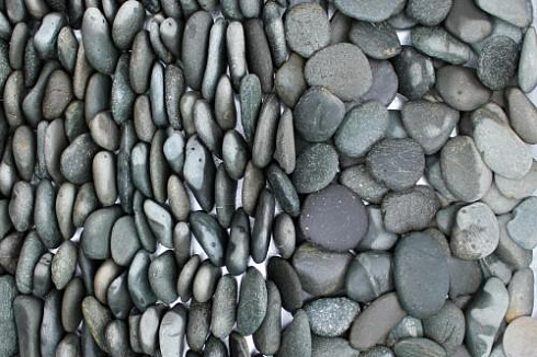 Kamenclub.ru: Галька речная плоская (темно-серая) фр. 70-150 мм. купить  в Перми галечник природный темно-серый серый синий речная плоская природная окатанная  9000 руб/т   фото КАМЕНЬ КЛУБ