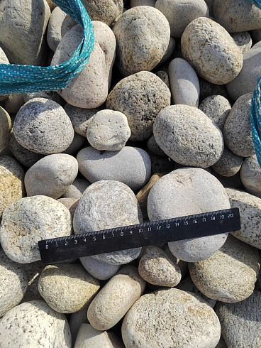 Kamenclub.ru: Галька речная окат (серо-белая) фр. 70-120 мм купить  в Перми галька галечник бело-серая, серо-белая, серая, белая речная природная галька  8000 руб/т   фото КАМЕНЬ КЛУБ