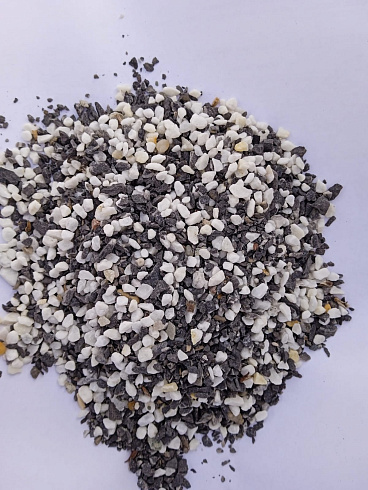 Kamenclub.ru: Мраморная крошка (щебень галтованный микс:: белый-черный) фр.5-10 мм  купить в Перми мрамор белый, черный, молочный, серый галтовка мраморная окатанная декоративная ландшафтная 15500 руб/т   фото КАМЕНЬ КЛУБ