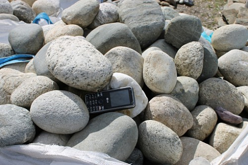 Kamenclub.ru: Речной валун (Ассорти) фр.100-300 мм.  купить в Перми галечник серый, темно-серый, светло-серый речная галька крупных размеров 4200 руб/т   фото КАМЕНЬ КЛУБ