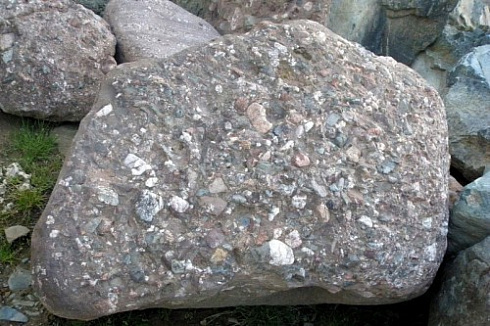 Kamenclub.ru: Конгломераты фр. 300-1000 мм.  купить в Перми кварц мрамор диабаз коричневый, серый зеленоватый речной валун крупный 6500 руб/т   фото КАМЕНЬ КЛУБ