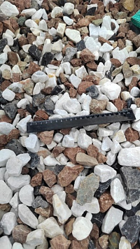 Kamenclub.ru: Мраморная крошка (щебень крошка микс : белый-черный-розовый) фр. 20-40 мм.  купить в Перми мрамор белый, черный, розовый декоративная ландшафтная крошка 12000 руб/т   фото КАМЕНЬ КЛУБ