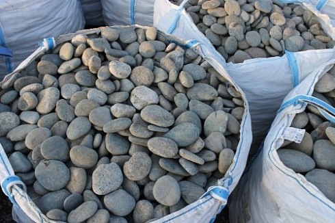 Kamenclub.ru: Галька речная плоская (ассорти) фр. 100-200-300 мм купить  в Перми галька галечник природный серый, белый темно-серый синий рыжий светло-серый природная галька плоская крупная 8000 руб/т   фото КАМЕНЬ КЛУБ