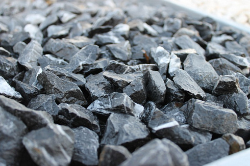 Kamenclub.ru: Щебень крошка черный (мрамор) фр. 20-40 мм.  купить в Перми мрамор черный с белыми прожилками мраморная каменная крошка 11000 руб/т   фото КАМЕНЬ КЛУБ