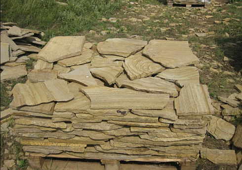 Kamenclub.ru: Песчаник пластушка желтый с разводом под дерево (2 см)  купить в Перми плитняк желтый с разводами, желтый, рыжий, серый песчаник пластушка рваная ландшафтная 11 000 руб/м3   фото КАМЕНЬ КЛУБ