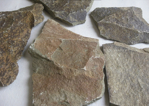 Kamenclub.ru: Песчаник пластушка "фонтанка" серо-зеленая (3,0-5,0 см)  купить в Перми песчаник серо-зеленая колотые плитки облицовочные пластушки 11400 руб/м3   фото КАМЕНЬ КЛУБ