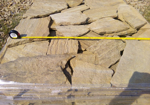 Kamenclub.ru: Песчаник пластушка желтый с разводом под дерево (2 см)  купить в Перми плитняк желтый с разводами, желтый, рыжий, серый песчаник пластушка рваная ландшафтная 11 000 руб/м3   фото КАМЕНЬ КЛУБ