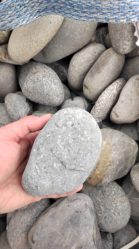 Kamenclub.ru: Галька речная окат (темно-серая) фр. 70-150 мм. купить  в Перми галька речная темно-серая, синяя, серая речная галька округлая  8000 руб/т   фото КАМЕНЬ КЛУБ