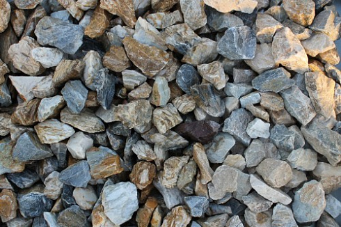 Kamenclub.ru: Мраморная крошка (щебень крошка медовый) фр. 20-40 мм.  купить в Перми мрамор бежевый рыжий желтый ландшафтная мраморная крошка 12000 руб/т   фото КАМЕНЬ КЛУБ