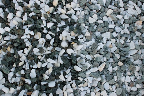 Kamenclub.ru: Мраморная крошка (щебень крошка микс: белый-зеленый) фр. 10-20 мм.  купить в Перми мрамор белый, зеленый каменная ландшафтная декоративная крошка щебня 9500 руб/т   фото КАМЕНЬ КЛУБ